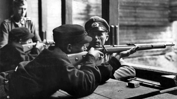 Hitlers letztes Aufgebot: Hitlerjungen beim Schießunterricht in einem „Wehrertüchtigungslager“. Hitlers letztes Aufgebot: Hitlerjungen beim Schießunterricht in einem „Wehrertüchtigungslager“.