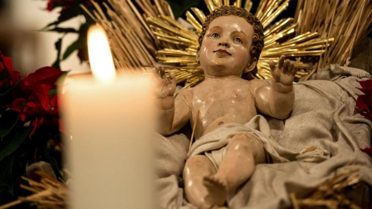 Christkind-Figur in einer Krippe. In den Kirchen werden die Kerzen leuchten, doch im Schweriner Umland werden die Menschen die Heiligabend-Andachten vor den Gotteshäusern feiern.