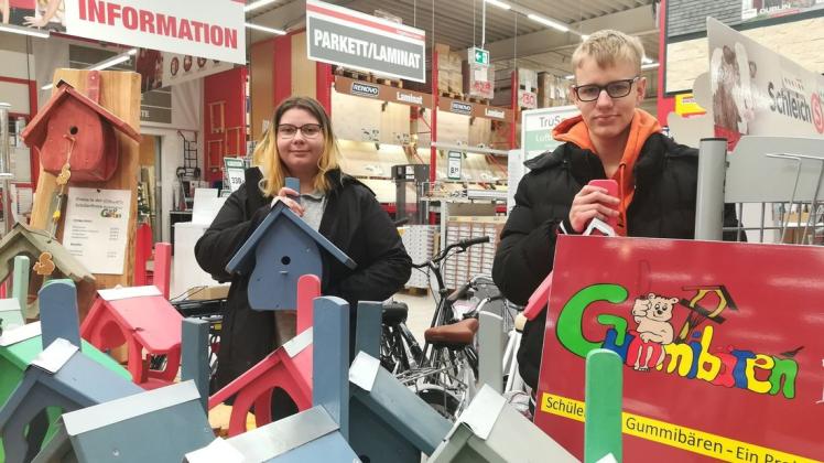 Die Schülerfirma namens Gummibären verkauft Vogelhäuser und Nistkästen in Gadebusch. Auch Emely Ziemens und Sandro Rönck gehören der Firma an.