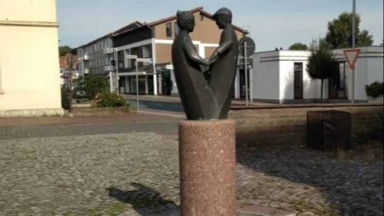 Die ehemals auf dem Kirchvorplatz Pr. Oldendorf stehende Bronzestatue ist gestohlen worden. Die ehemals auf dem Kirchvorplatz Pr. Oldendorf stehende Bronzestatue ist gestohlen worden.