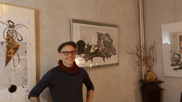 Der Künstler Melchior Weiß stellt derzeit in den Räumen des Warnemünder Atelier-Restaurants aus.