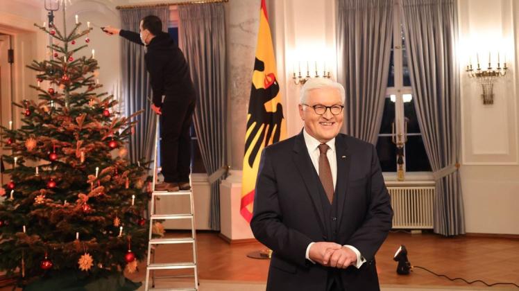 Bundespräsidenten Frank-Walter Steinmeier im Schloss Bellevue bei der Aufzeichnung seiner Weihnachtsansprache – hier noch beim Aufbau.