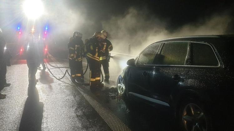 Auf der A31 bei Heede brannte am Donnerstagabend ein Audi Q7.