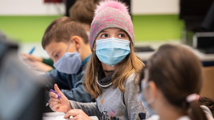 Neben dem obligatorischen Tragen von Masken gehört das regelmäßige Lüften der Klassenräume zum Hygienekonzept an Schulen - da kann eine wärmende Mütze nicht schaden.
