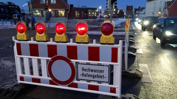 Hochwasser sorgte Heiligabend und am ersten Weihnachtsfeiertag in Wismar für die teilweise Sperrung dieser Kreuzung.