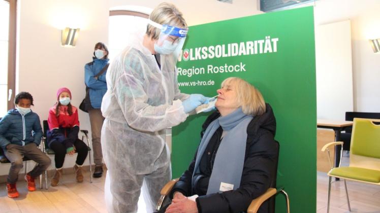 Einen Corona-Schnelltest führt Marita Albrecht bei Ruht Ortmann durch. Die Ortmanns wollen die Familie besuchen und deswegen lieber auf Nummer sicher gehen.
