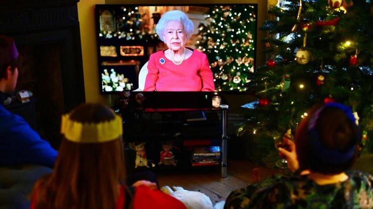 Eine Familie in Liverpool sieht die Weihnachtsansprache der britischen Königin Elizabeth II..