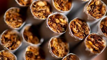 Mit dem Handel unversteuerter Zigaretten haben die fünf Männer ihre eigene Nikotinsucht finanziert. (Symbolfoto)