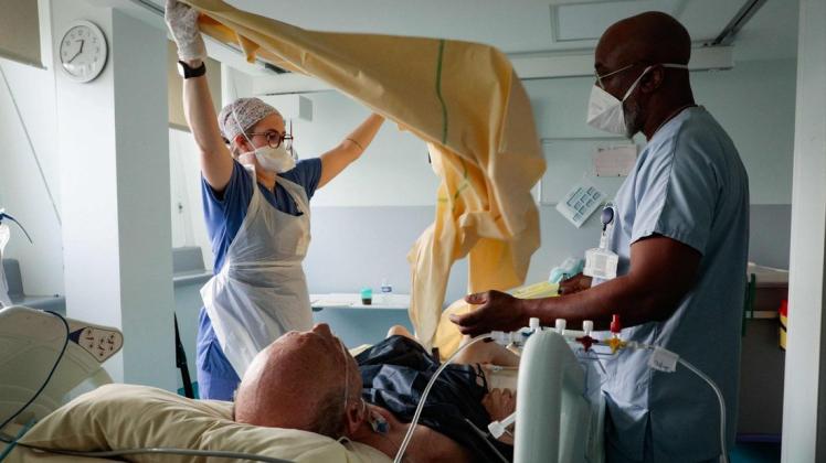 Im Reanimationscenter in Clamart, Frankreich, behandeln Pfleger Covid-Patienten. In dem Land sind erstmals mehr als 100.000 Infektionen binnen 24 Stunden nachgewiesen worden.