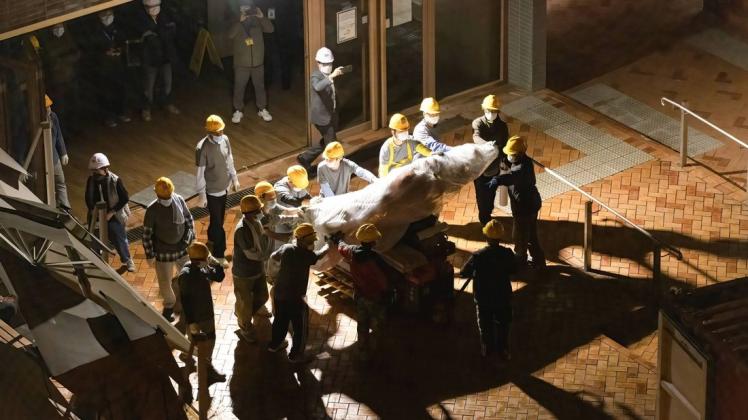 December 23, 2021, Hong Kong, China: The upper-half of the monument seen being moved inside the container for transport Den oberen Teil der "Säule der Schande" transportieren Arbeiter aus der Universität. Sie geben "Sicherheitsbedenken" als Grund an.