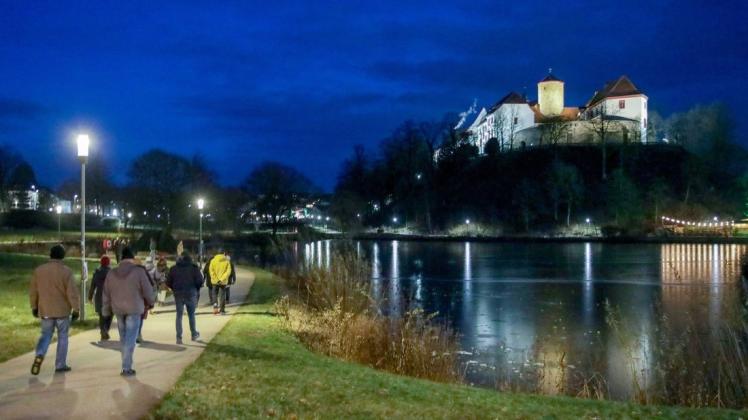 Etwa 30 Menschen kamen am Abend des zweiten Weihnachtstags nach Bad Iburg, um gemeinsam spazieren zu gehen. Sie hatten sich zuvor über die Telegram-Gruppe "Grundrechte Osnabrück" verabredet.