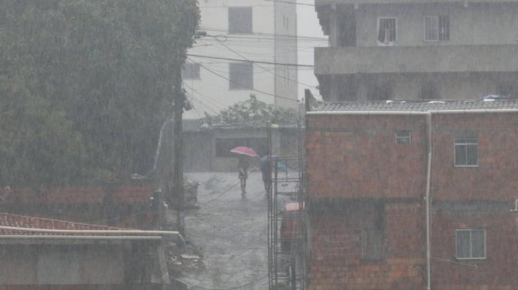 Nach starkem Regen sind in Brasilien Osten zwei Dämme gebrochen.