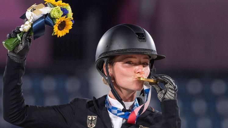 Julia Krajewski küsst ihre Goldmedaille.