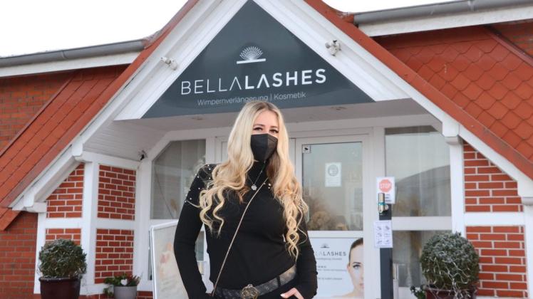 Kosmetikerin Isabel Lohmann aus Stuhr vor ihrem Salon BellaLashes.