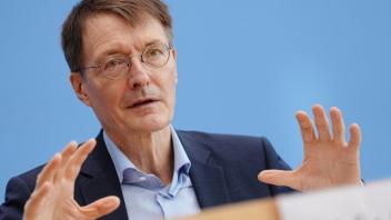 Karl Lauterbach (SPD), Bundesminister für Gesundheit, ist alarmiert. Noch immer seien vor allem zu viele Ältere in Deutschland ungeimpft.