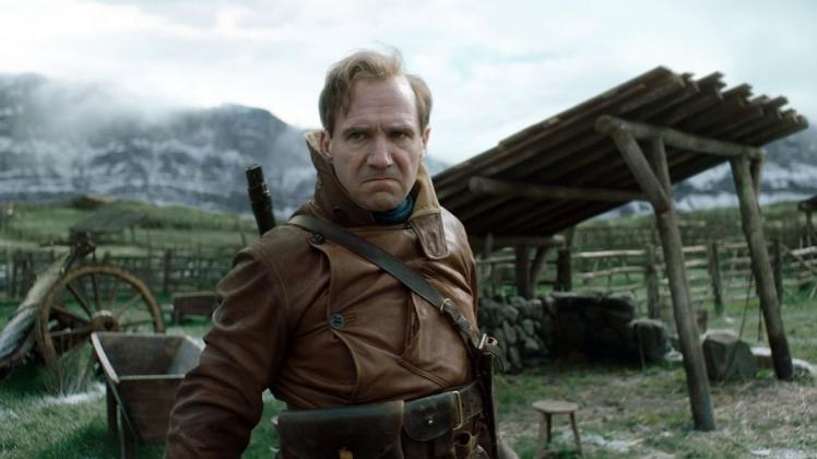 Ralph Fiennes als Oxford in einer Szene des Films „The King&apos;s Man: The Beginning“.