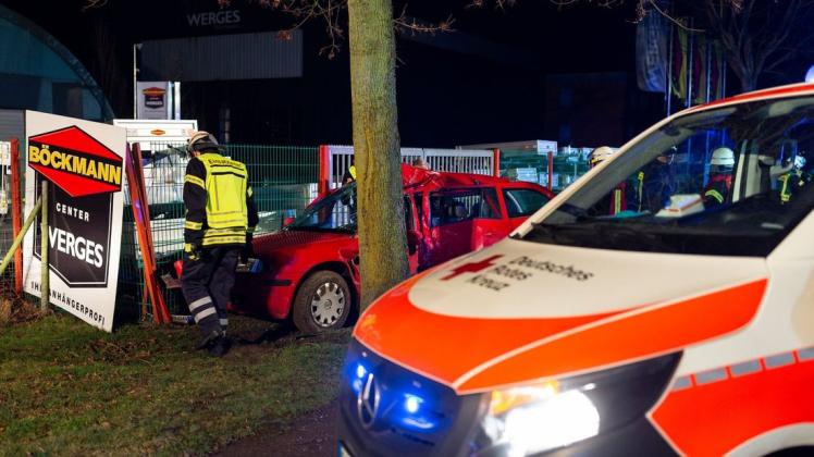 Ein Autofahrer ist am späten Montagabend mit seinem Wagen auf der Oldendorfer Straße gegen einen Baum geprallt.