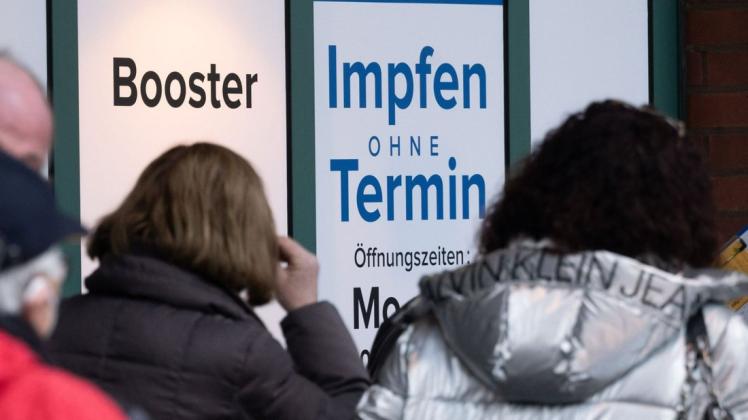 Als das Impfzentrum in Lengerich am Dienstag um 9.30 Uhr in Betrieb genommen wurde, bildete sich vor der eine Schlange an Bürgern. (Symbolfoto)