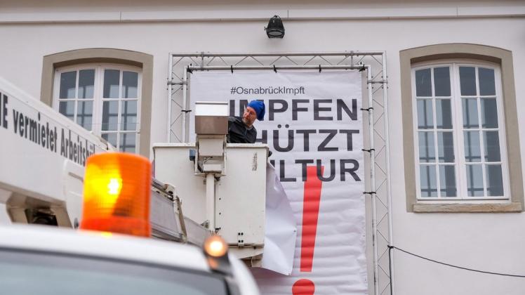Jetzt wurde es endlich an der Fassade der Lagerhalle befestigt: Ein Banner mit dem Appell Osnabrücker Kulturakteure, sich impfen zu lassen.