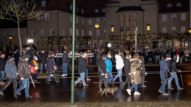 Rund 500 Querdenker haben am Montagabend in Delmenhorst auf der Bismarckstraße die Gegendemonstration passiert.