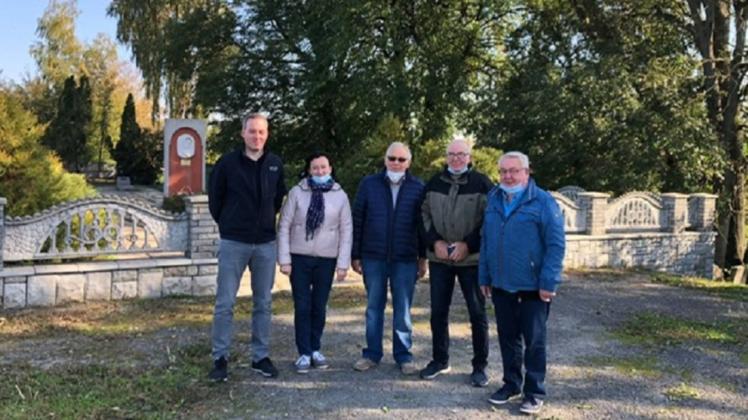 Wo sich heute der jüdische Friedhof in Lanivtsi befindet, haben die Nazis im Jahr 1942 ein Massaker verübt. Bürgermeisterin Anja Usik berichtete Christian Lühn, Hinrikus Ude, Atze Storm und Bernd Fühner (von links) davon.