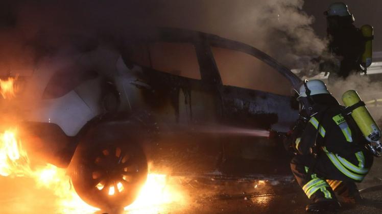 In Schüttorf ist in der Nacht zu Mittwoch, 24. November, ein Auto in Brand geraten. Menschen wurden dabei nicht verletzt, auch ein Gebäude in der Nähe wurde nicht beschädigt.