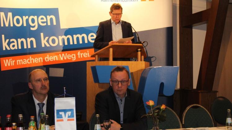 Als neuer Aufsichtsratsvorsitzender leitete Richard Meyer zu Farwick die Generalversammlung der VR-Bank Osnabrücker Nordland; im Vordergrund (von links): Herbert Niemann, Frank Neuenfeld.