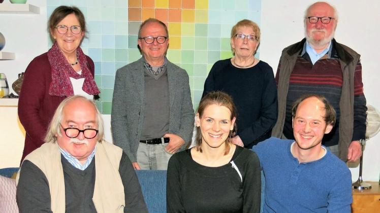Das Gesicht des Kunstvereins Wir waren und sind Günter Sponheuer, Kim Laura und Constantin Jodeit (sitzend von links) sowie Regine Mantus-Sponheuer, Reinhard Dasenbrock, Eva Maria und Gerd Heinrich Reitzig (stehend von links).
