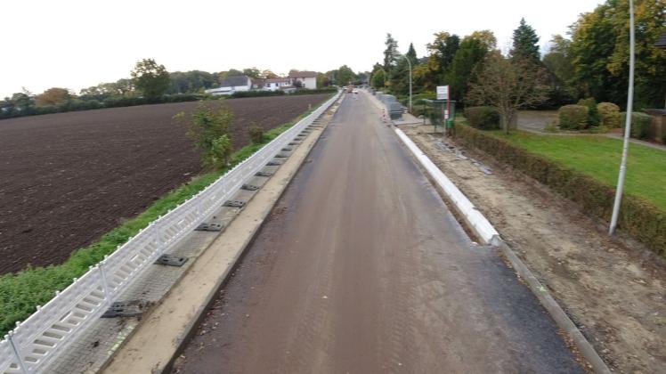 Blick auf den Bereich südlich der Straße Op de Gehren gegen Ende Oktober: Drei Abschnitte der L 104 – von der Stadtgrenze zu Hamburg bis zur Straße Op de Gehren – sind bereits wieder freigegeben. Die Arbeiten an den weiteren Abschnitten dauern noch an.