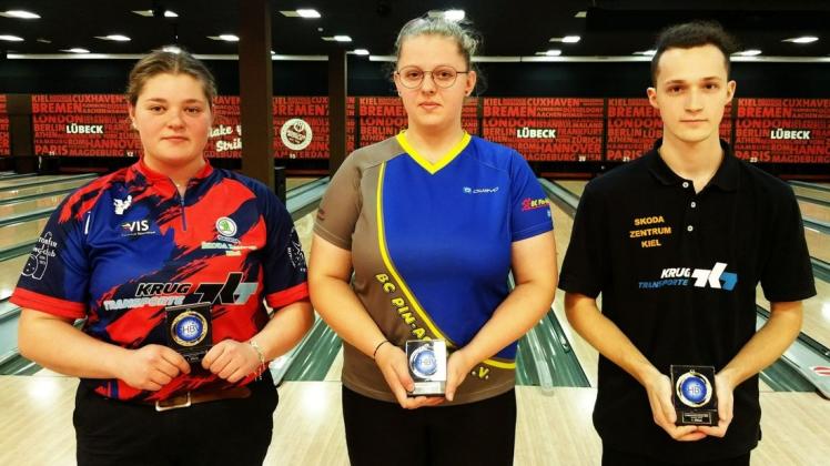 Laura Jöhnk (li.) und Oliver Wiemken (re.) vom BV Gettorf gewannen die Titel bei der Junioren-Einzelmeisterschaft. Melina Stade (Mi.) wurde Vizemeisterin.