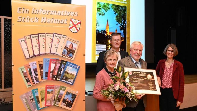 Zum Ehren-Redaktionsleiter ernannte der Heimat- und Verkehrsverein Ankum Franz Feldkamp. Das Bild zeigt ihn mit seiner Frau Ursula, Günter Lonnemann und der Geschäftsführerin des Landschaftsverbandes Osnabrücker Land, Susanne Tauss. Zum Ehren-Redaktionsleiter ernannte der Heimat- und Verkehrsverein Ankum Franz Feldkamp. Das Bild zeigt ihn mit seiner Frau Ursula, Günter Lonnemann und der Geschäftsführerin des Landschaftsverbandes Osnabrücker Land, Susanne Tauss.