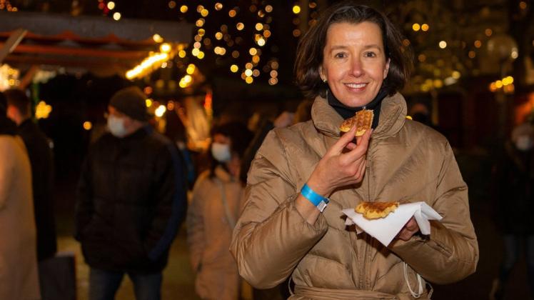 Reporterin Bettina Klimek hat am ersten Abend den Meller Weihnachtsmarkt besucht – und sich die Waffeln schmecken lassen.