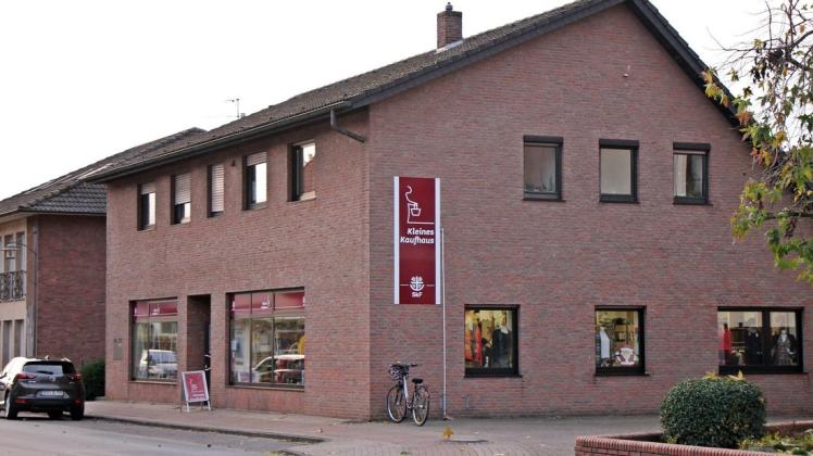 Kleines Kaufhaus des SKF in Neuenkirchen-Vörden, Nov 2021 Der Blick auf das Kleine Kaufhaus an der Bahnhofstraße im Ortsteil Neuenkirchen.