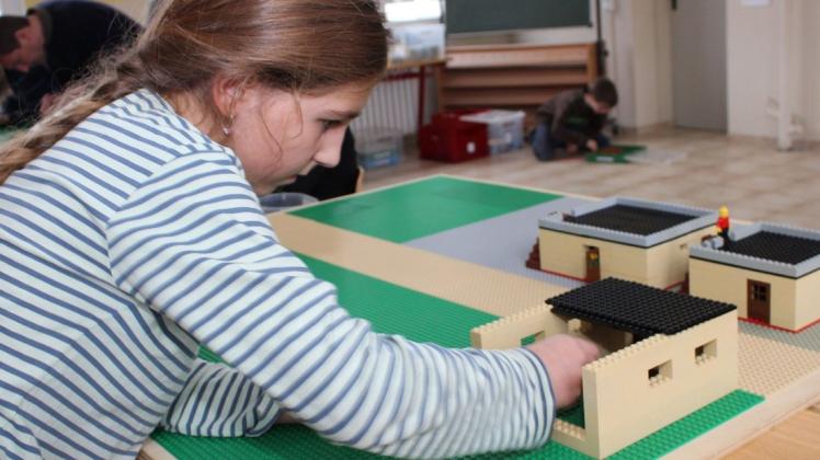 Käthe Gabelmann baut im Unterricht vor Weihnachten emsig am Lego-Haus von Maria.