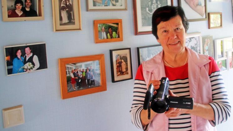 Hildegard Wittstock geht ohne ihre Videokamera nicht zu Veranstaltungen und Feiern, denn sie ist eine leidenschaftliche Filmerin. Wie ihr Sohn muss auch sie alles festhalten.