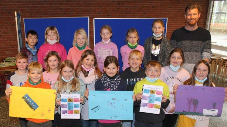 Aufbruch zu den Sternen: Klasse N3/4 der Grundschule Stapelholm in Stapel mit Klassenlehrer Niels Küstermeier und ausgewählten Plakaten