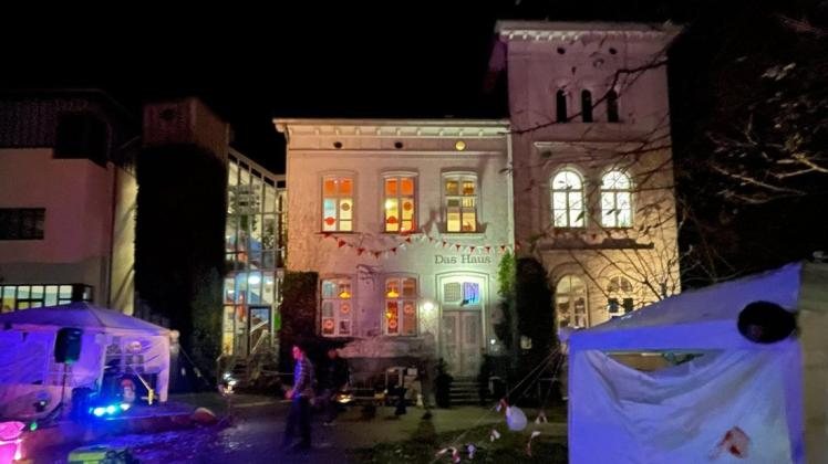 Lagerfeuer, Musik und buntes Licht: Die Jugend-, Kultur- und Medienwerkstatt "Das Haus" hat ihren 50. Geburtstag mit verschiedenen Aktionen gefeiert.