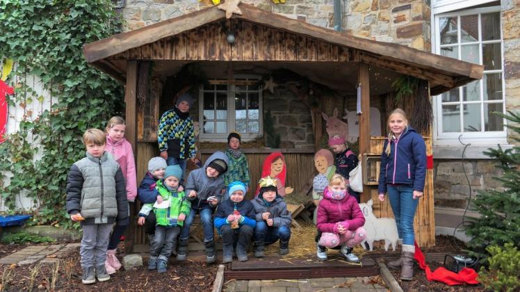 Kinder der St. Michaelisgemeinde Eversburg durften zur Eröffnung der Außenkrippe das rote Band durchtrennen. Bis zum 10. Januar bleibt die Krippe nun für Besucher offen. Kinder der St. Michaelisgemeinde Eversburg durften zur Eröffnung der Außenkrippe das rote Band durchtrennen. Bis zum 10. Januar bleibt die Krippe nun für Besucher offen.