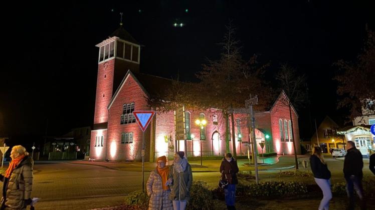 Zum "Orange Day" wurde die Kirche in Dörpen orangefarben angestrahlt.