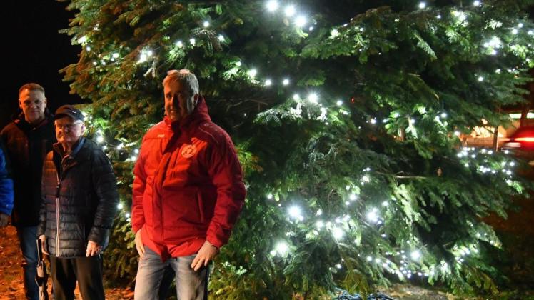 Jens Albrecht (links im Bild) engagiert sich auch in der Gemeinde und wird bald wieder mehr mit Weihnachtsbäumen zu tun haben.