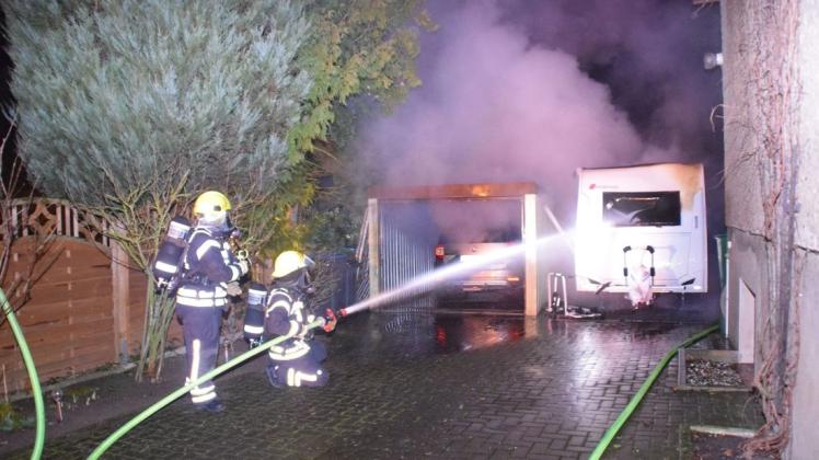 Schuppen, Pkw und Wohnwagen gerieten in Brand, mussten gelöscht werden. Schuppen, Pkw und Wohnwagen gerieten in Brand, mussten gelöscht werden.