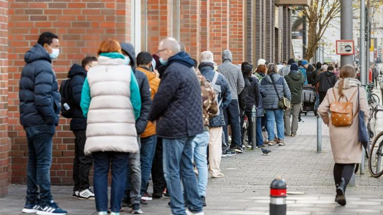Eine lange Schlange von Impfwilligen wie diese bildete sich auch am Standort Altona. Die Menschen warteten vergeblich auf einen Termin.