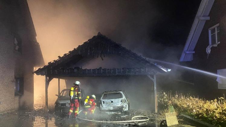 Die Feuerwehr bei den Löscharbeiten in Grabau. Beide Häuser wurden durch die Flammen beschädigt. Das Carport und beide darin befindlichen Fahrzeuge wurden zerstört.