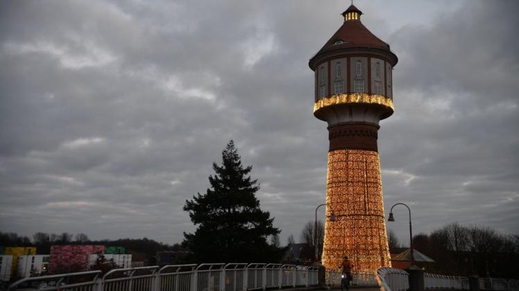 Fast 25.000 LED-Leuchten lassen den Lingener Wasserturm in weihnachtlichem Glanz erstrahlen.