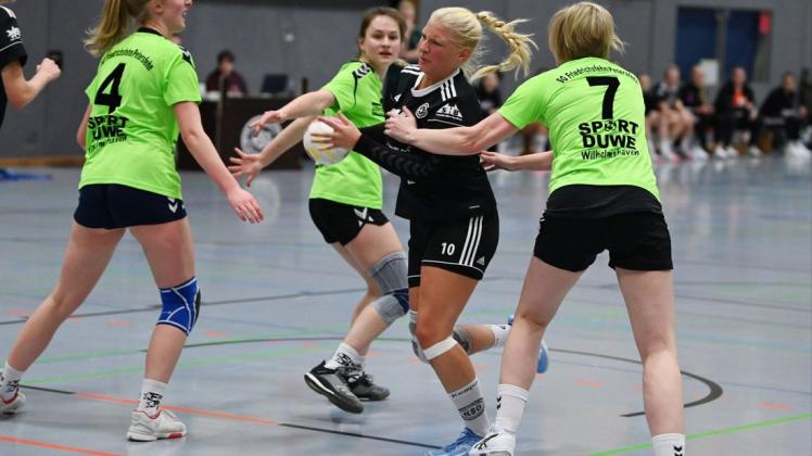Die Landesliga-Handballerinnen der HSG Grüppenbühren/Bookholzberg um Annika Bodzian (mit Ball) weisen nach sechs Spieltagen 6:6 Punkte auf.
