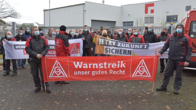 Die Tagschicht des Alu-Presswerks an der Oderstraße trat am Montagmittag in den Warnstreik.