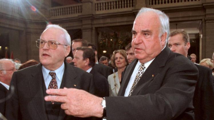 Bundeskanzler Helmut Kohl (rechts) im Jahr 1998 im Bonner Museum König. Links im Bild der damalige Bundespräsident Roman Herzog