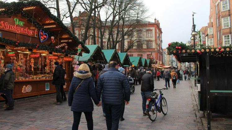 Die Besucher des Rostocker Weihnachtsmarkts gingen sehr freundlich miteinander um und seien auch sehr umsichtig, wenn es um die Einhaltung der Regeln geht.