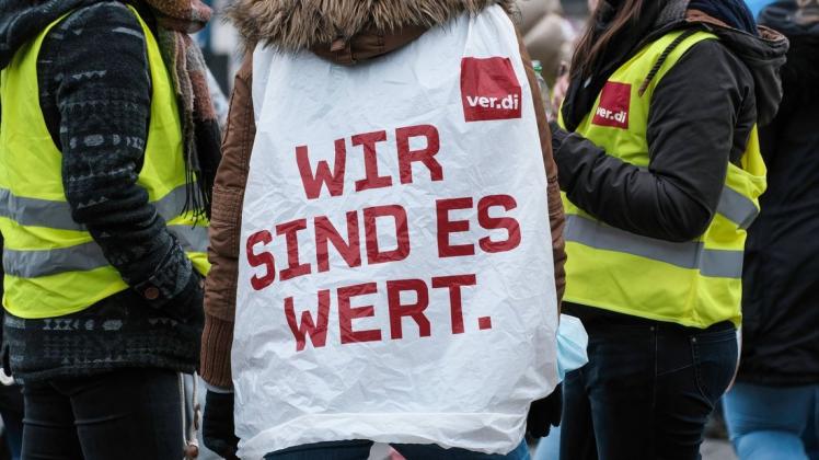 "Wir sind es wert". Warnstreiks und Proteste wie hier in Düsseldorf begleiteten die jetzt beendeten Tarifverhandlungen für den öffentlichen Dienst der Länder. Am Ende steht ein Kompromiss, der als "respektabel" bezeichnet wird, aber viele Beschäftigte enttäuschen dürfte.