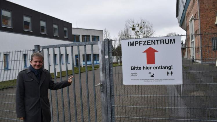 Durch die Impfkampagne soll das Infektionsgeschehen in Schwerin unter Kontrolle gebracht werden.  Oberbürgermeister Rico Badenschier besucht das Impfzentrum.